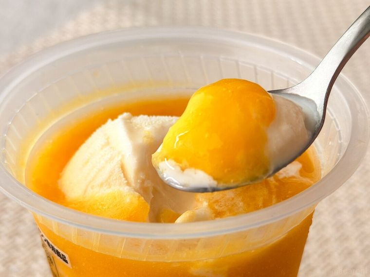 マンゴーマンゴースムージーとアイスクリームをスプーンですくっている様子