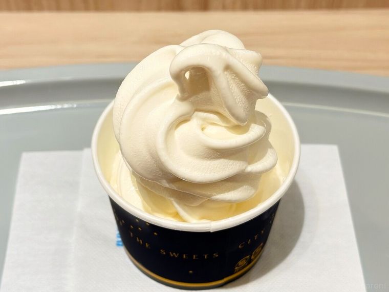 お盆の上にのったドトール オリジナルソフトクリーム