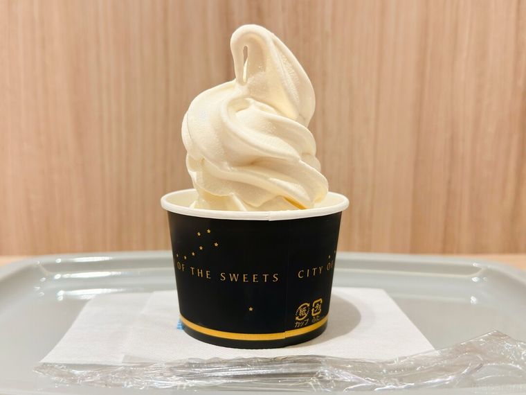 スプーンが添えられたドトール オリジナルソフトクリーム