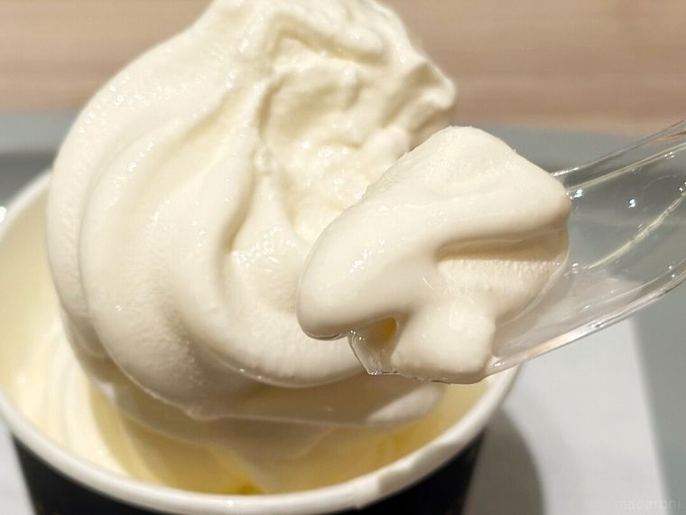 ドトール オリジナルソフトクリームをスプーンですくっている様子