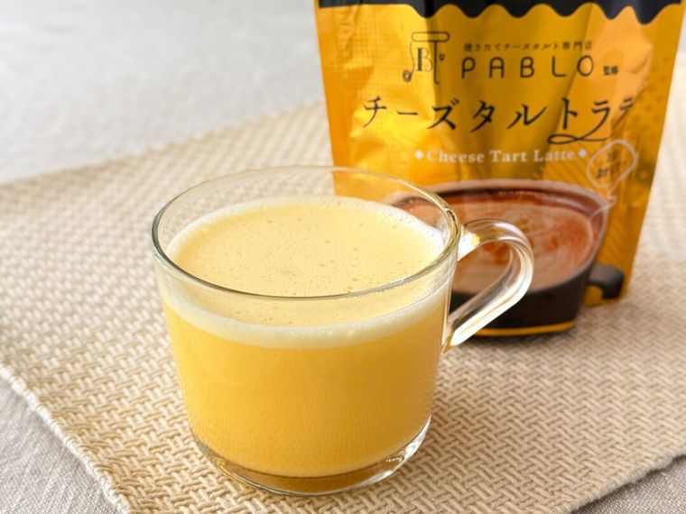 コップに入ったパブロ チーズタルトラテとパッケージが並んでいる様子