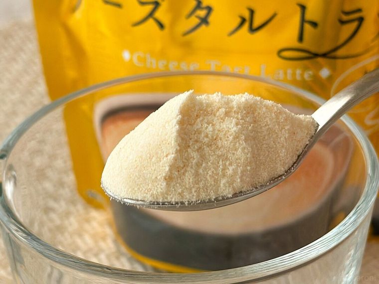 パブロ チーズタルトラテをコップに入れている様子