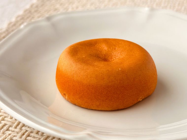 白皿にのったパブロベイクドクリームチーズボール