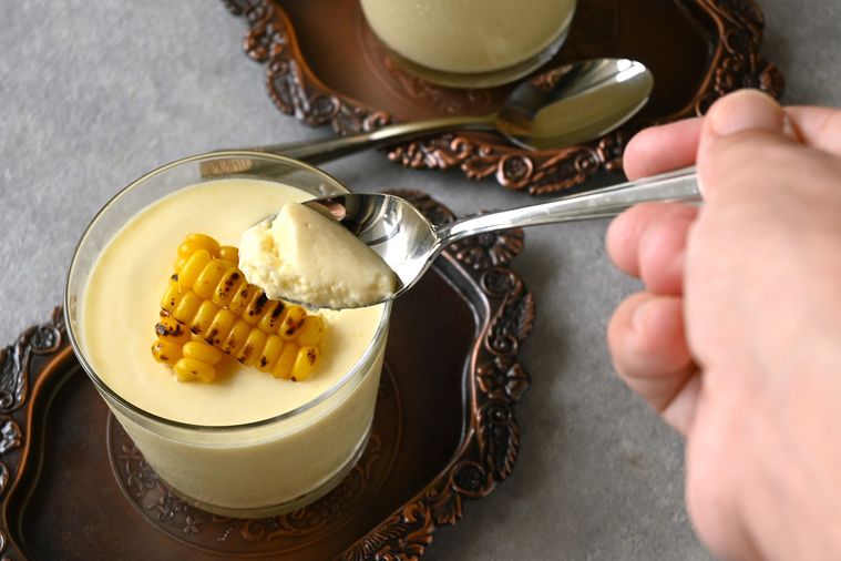とうもろこしのムースをスプーンですくう様子