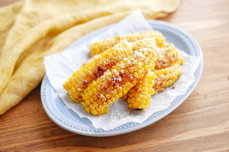 とうもろこしの唐揚げがオーバルプレートに盛られている