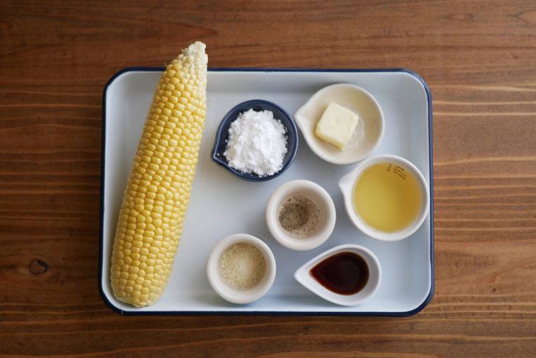 とうもろこしの唐揚げの材料が琺瑯バットの上に並んでいる