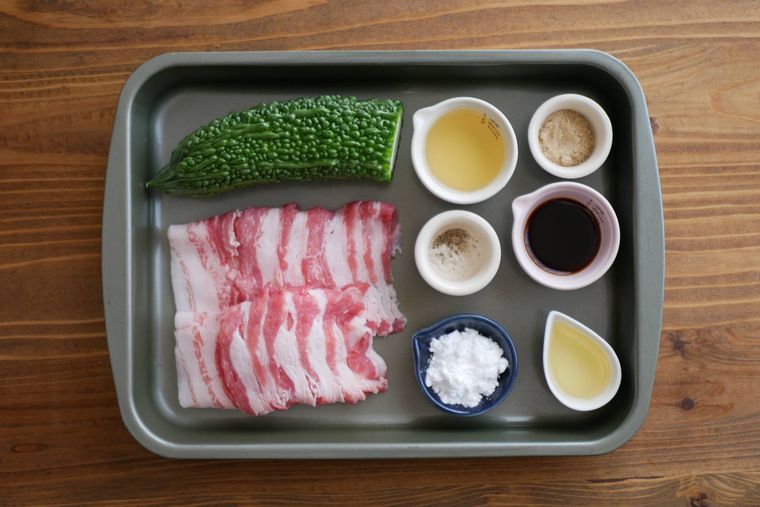 ゴーヤの肉巻きの材料が金属製バットの上に並んでいる