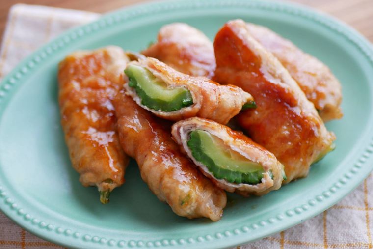 ゴーヤの肉巻きが緑色のオーバルプレートに盛られている