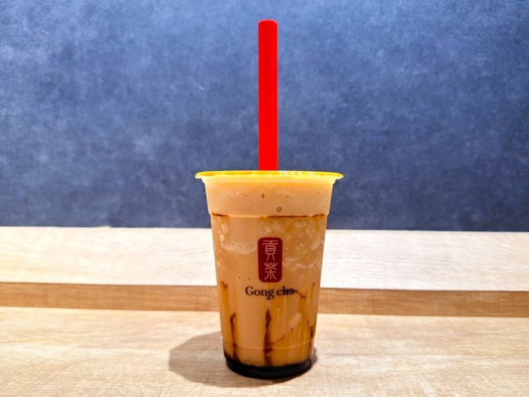 ストローをさした黒糖ブラック ジェラッティー