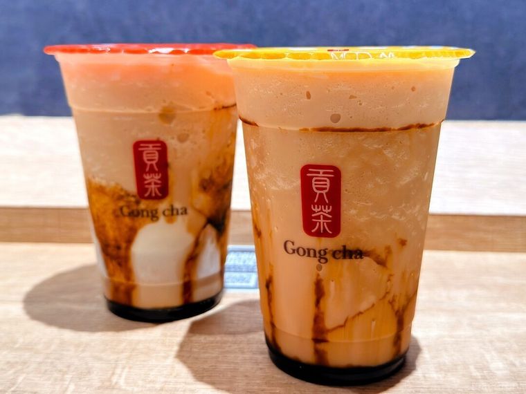 通常とミルクフォームトッピングした黒糖ブラック ジェラッティーのパッケージが並んでいる様子