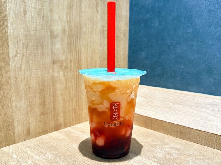 ざくろストロベリー アールグレイ ジェラッティーにストローをさしている様子