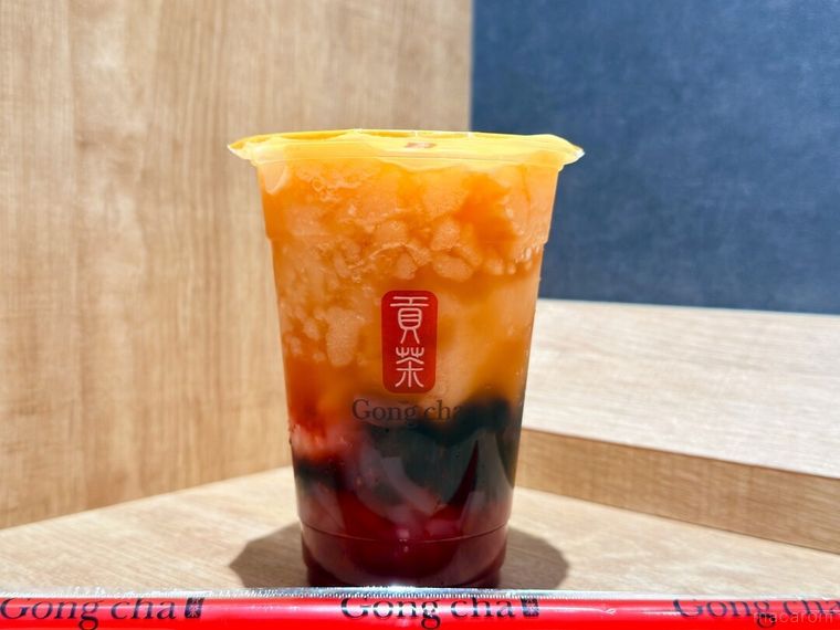 ナタデココとパールをトッピングしたざくろストロベリー アールグレイ ジェラッティーとストローが並んでいる様子