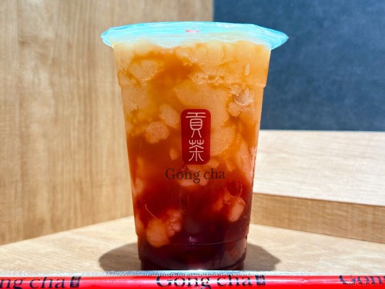 ざくろストロベリー アールグレイ ジェラッティーとストローが並んでいる様子