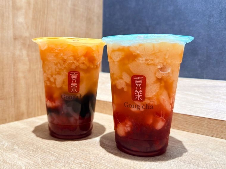 通常とトッピングありのざくろストロベリー アールグレイ ジェラッティーが並んでいる様子