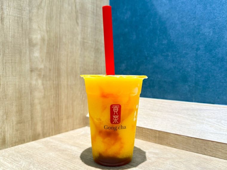 マンゴーピーチ阿里山 ジェラッティーにストローをさしている様子