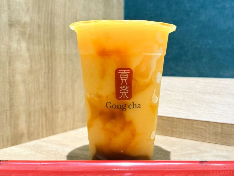 マンゴーピーチ阿里山 ジェラッティーとストローが並んでいる様子