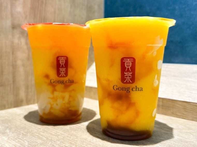 マンゴーピーチ阿里山 ジェラッティーとトッピングしたマンゴーピーチ阿里山 ジェラッティーが並んでいる様子