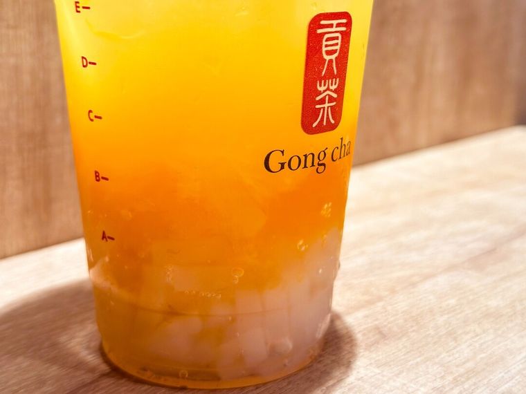 FRESH マンゴーオレンジ ティーエードにナタデココが入っている様子