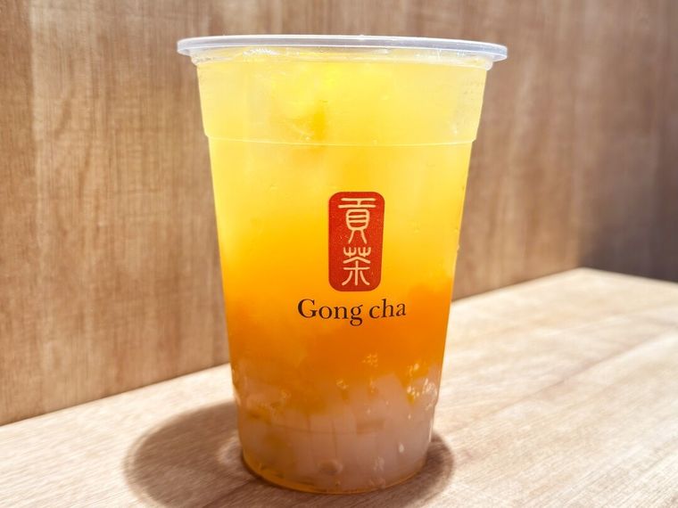 テーブルに置かれたFRESH マンゴーオレンジ ティーエード