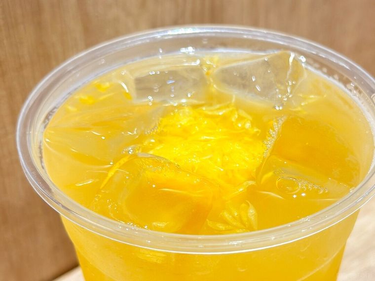 氷がはいったFRESH マンゴーオレンジ ティーエード