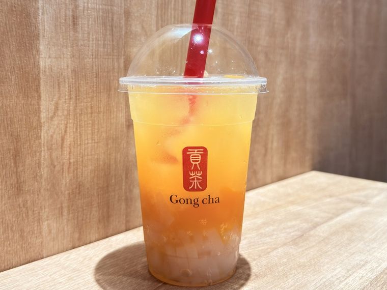 カスタマイズしたFRESH マンゴーオレンジ ティーエードにストローをさしている様子