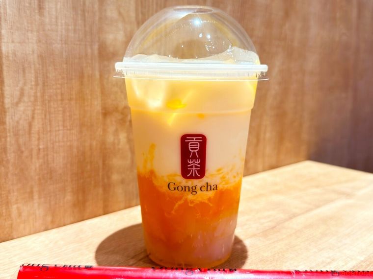 ナタデココを追加したFRESH マンゴーオレンジ ミルクティーとストローが並んでいる様子