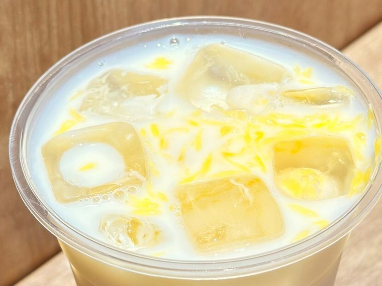 カップに入ったFRESH マンゴーオレンジ ミルクティー