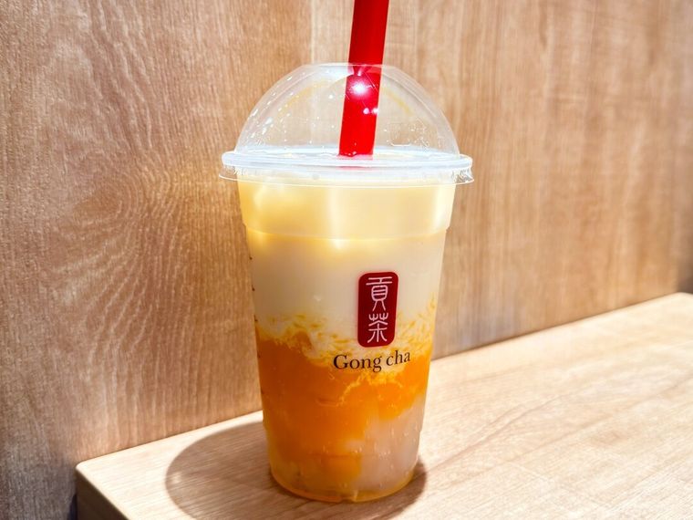 ストローをさしたFRESH マンゴーオレンジ ミルクティー