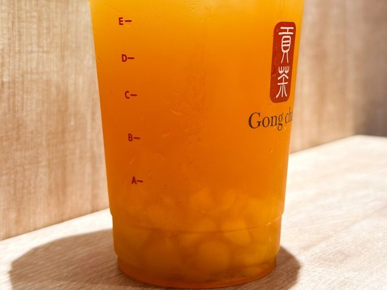 カップにはいったピーチ阿里山 ティーエードの様子