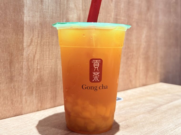 カスタマイズしたピーチ阿里山 ティーエードにストローをさしている様子