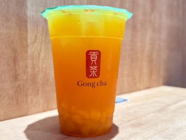 カスタマイズしたピーチ阿里山 ティーエードがテーブルの上に置かれている様子