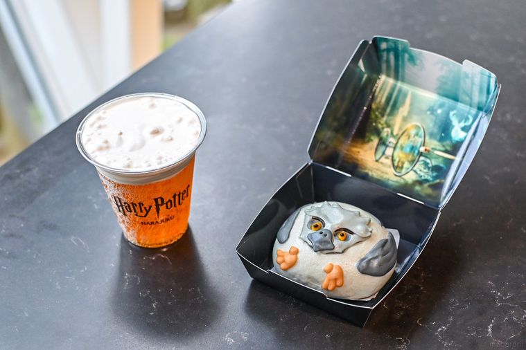 飲み物と鳥の形のまんじゅう