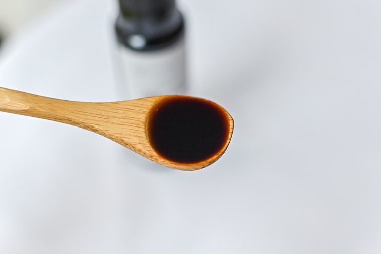 バルサミコペーストをのせたスプーンのアップ