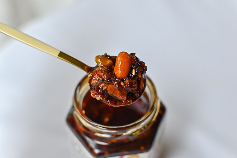 チリソースをのせたスプーンのアップ