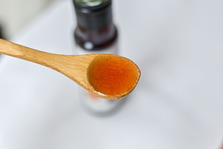 ワインビネガーをのせたスプーンのアップ