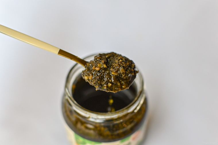 バジルペーストをのせたスプーンのアップ