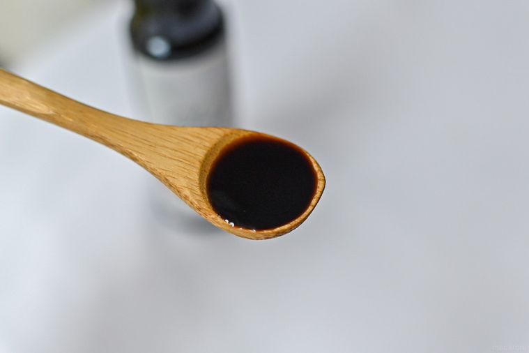 バルサミコ酢をのせたスプーンのアップ