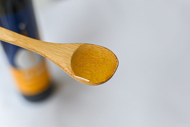 オイルをのせたスプーンのアップ