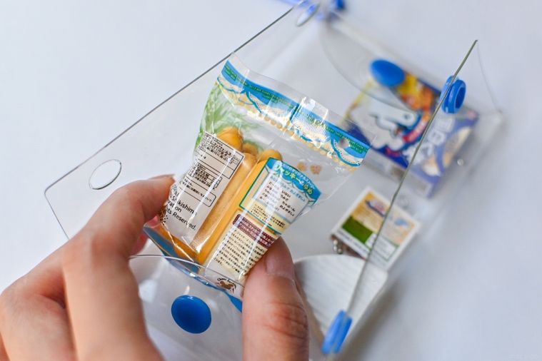 ポーチにガチャガチャを詰めているところ