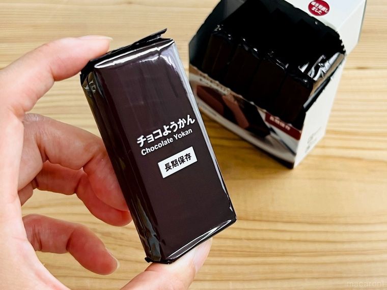 備蓄おやつ チョコようかんを箱から取り出した様子