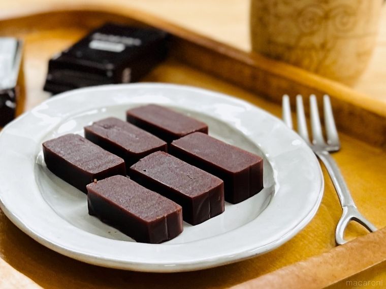 備蓄おやつ チョコようかんをカットして皿に盛り付けた様子