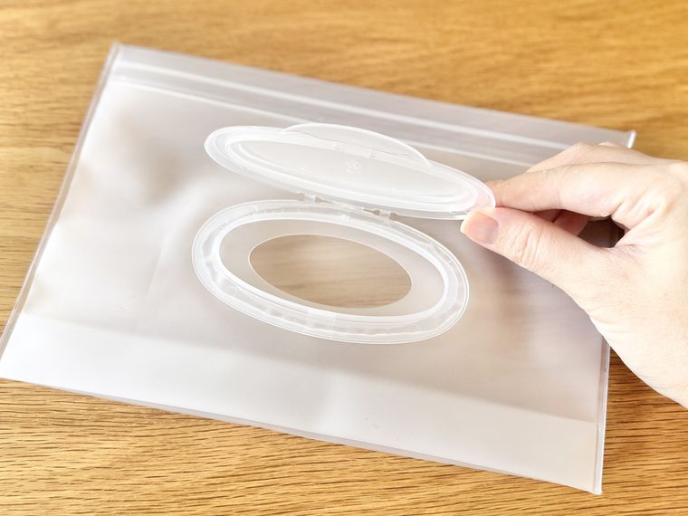 セリアフタ付ウェットシートケース クリアMの蓋を開けた様子