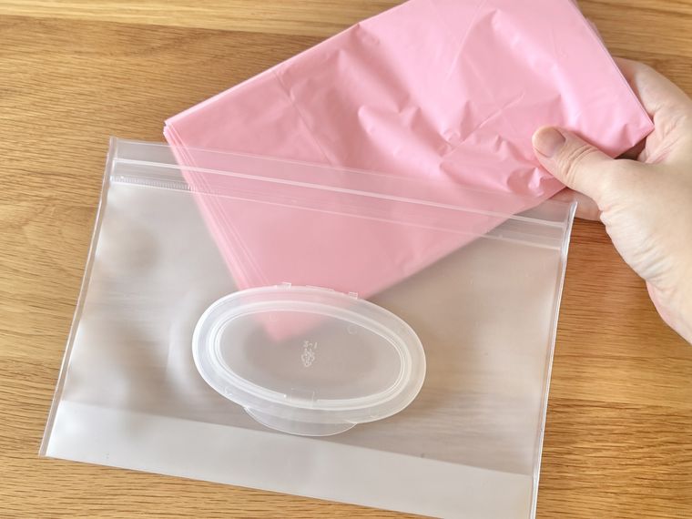 フタ付ウェットシートケース クリアMに消臭バッグを入れている様子