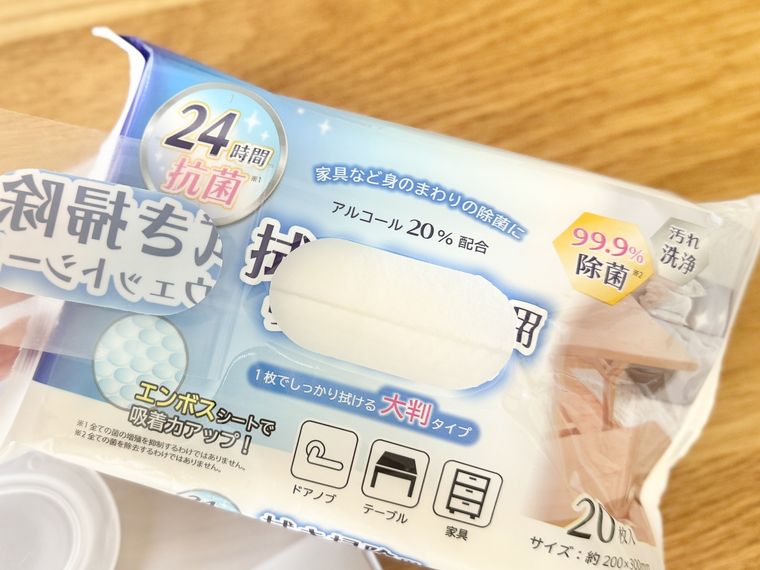ウェットシートのパッケージを剥がしている様子