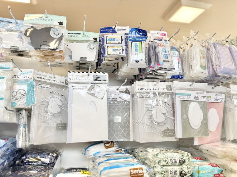 ウェットシートなどが並ぶセリアの店内