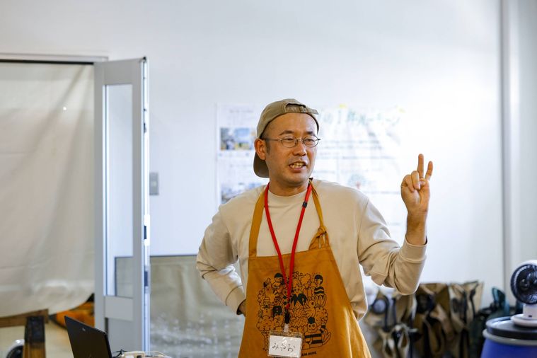 黄色いエプロンの男性