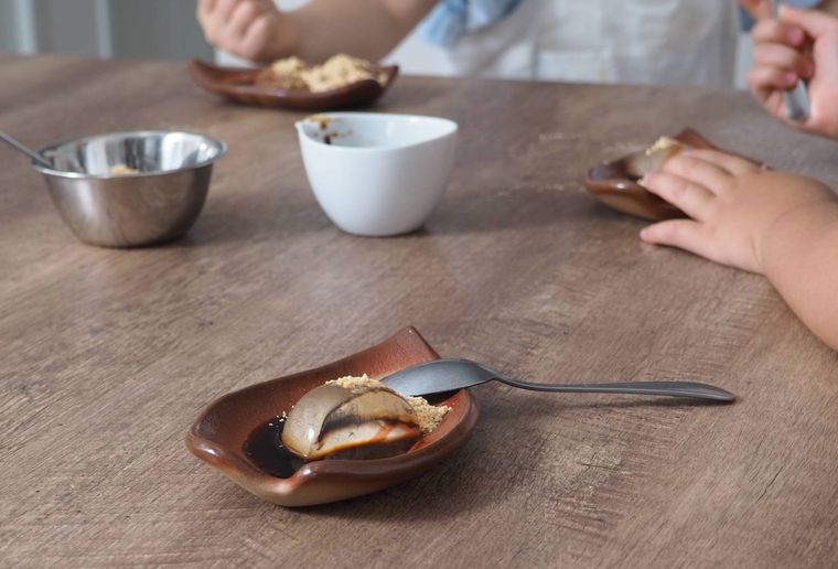 子どもたちが水わらび餅を食べている様子