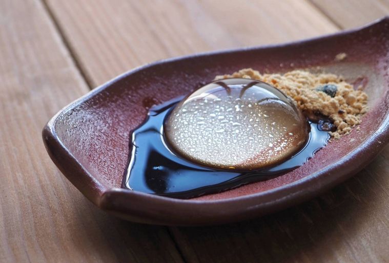 お皿の上にわらび餅がのっている