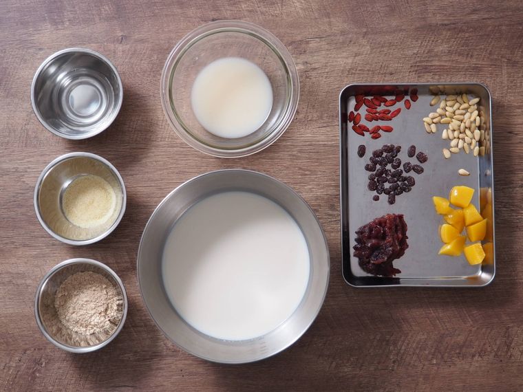 机の上に材料が乗っている。