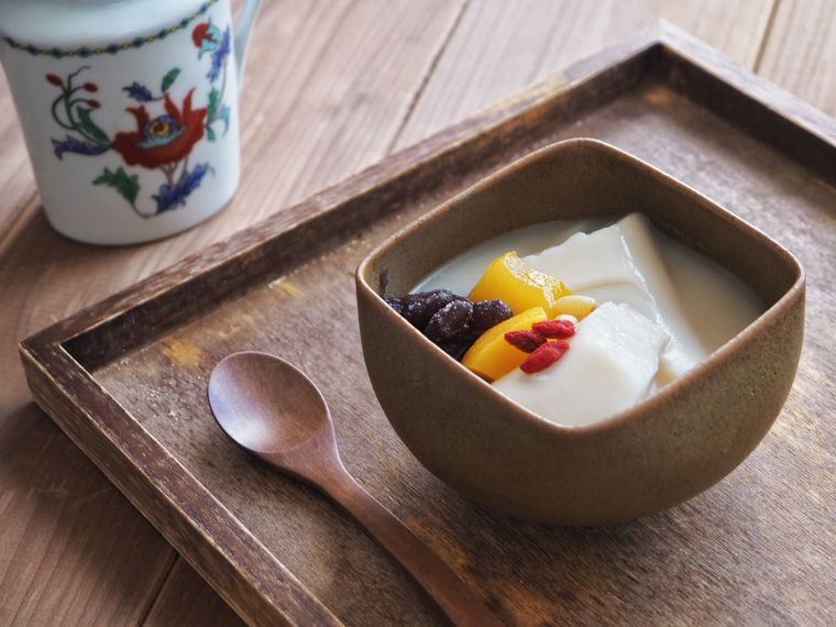 器の中に豆花が入っている。